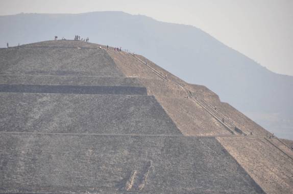 Diante da grandiosidade da Pirâmide do Sol. as pessoas quase desaparecem! (em Teotihuacán, ao norte da Cidade do México)